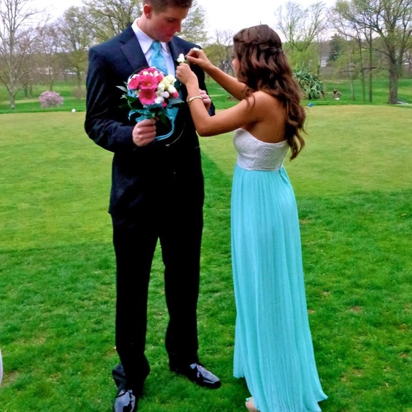 White and Teal Strapless Dress - Picture 6 of 8